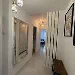 Saska Kepa Lux דירה